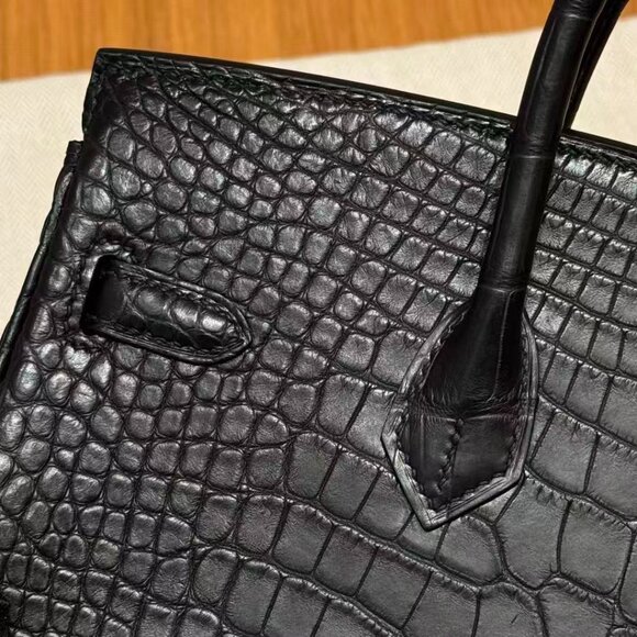 Classic Hermes Bag: A Stylish and Versatile Choice for Elegance - Picture 4 of 6